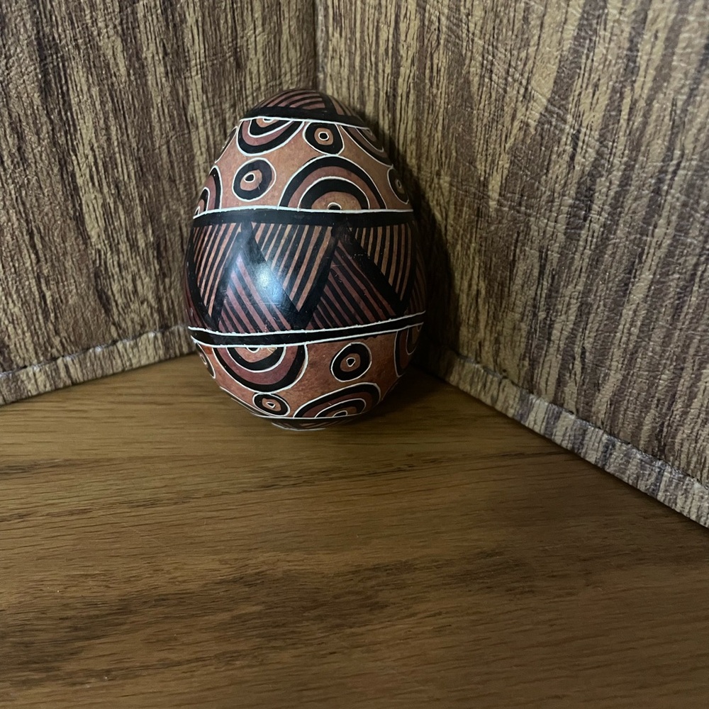 Lot of 2 Made in Kenya Carved Soap Stone Eggs - Picture 8 of 12